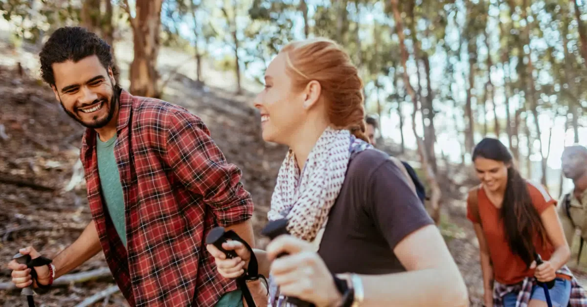 Женщина читает книгу, наслаждаясь тишиной.